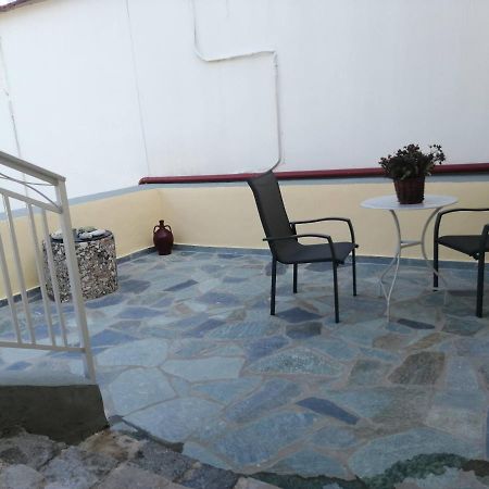 Sunny Cozy House With Grand Courtyard Appartement Leonídion Buitenkant foto