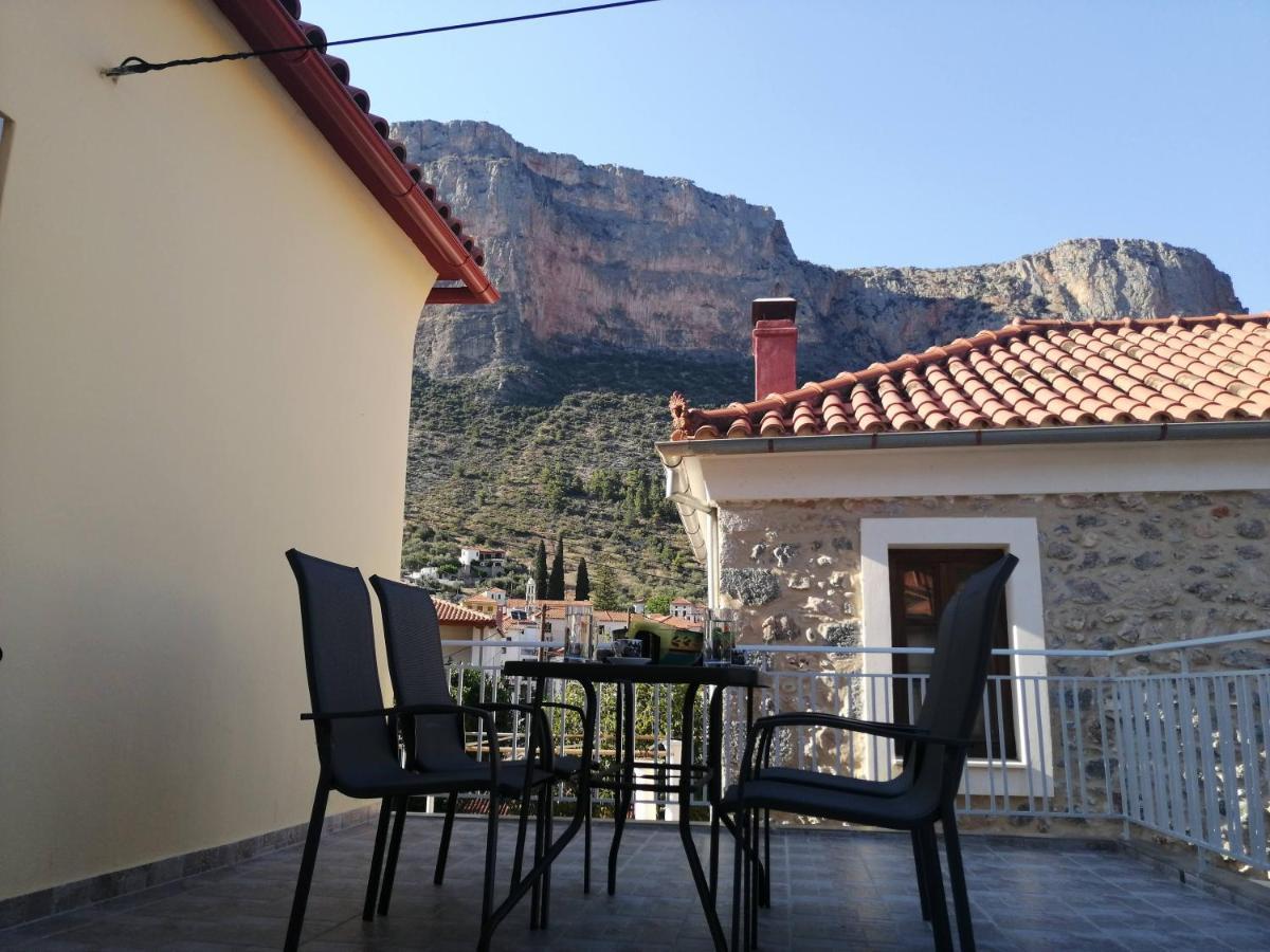 Sunny Cozy House With Grand Courtyard Appartement Leonídion Buitenkant foto