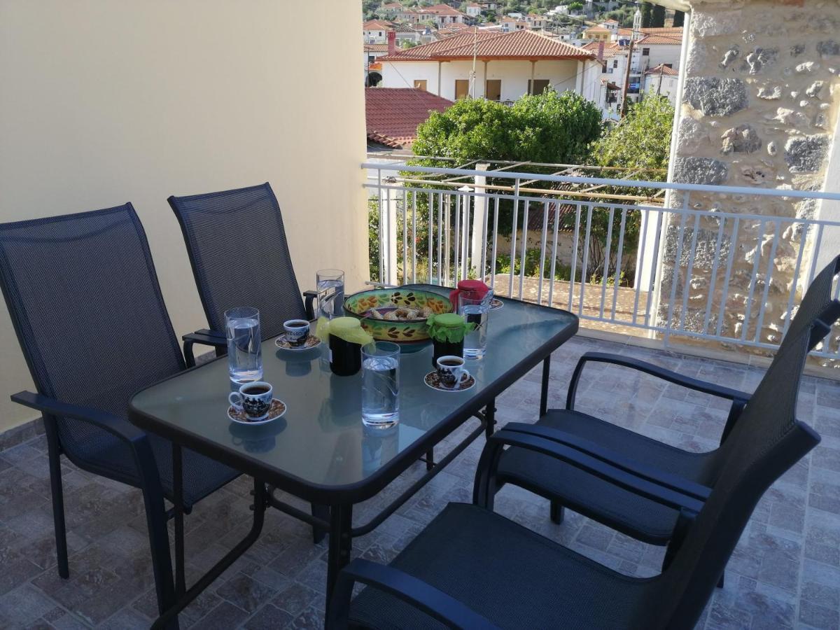 Sunny Cozy House With Grand Courtyard Appartement Leonídion Buitenkant foto