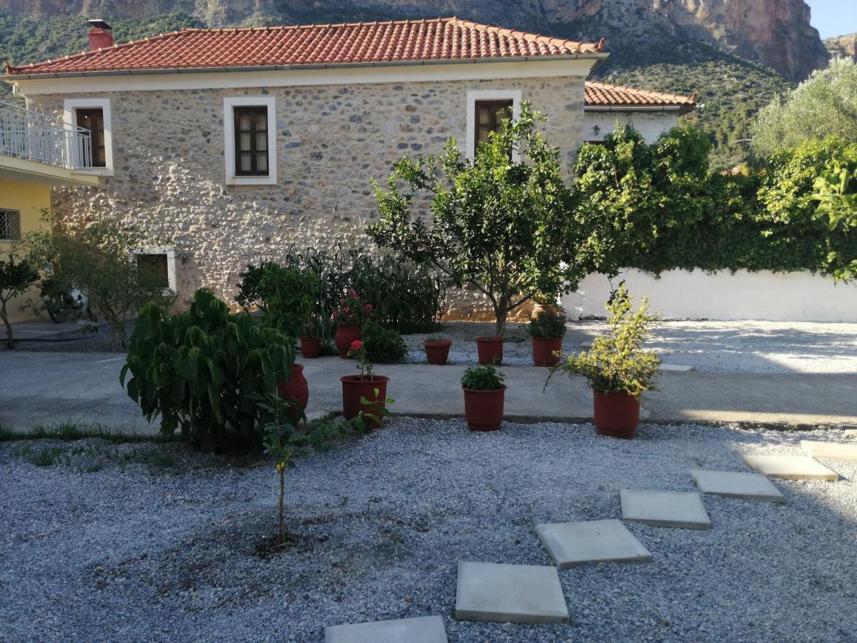 Sunny Cozy House With Grand Courtyard Appartement Leonídion Buitenkant foto